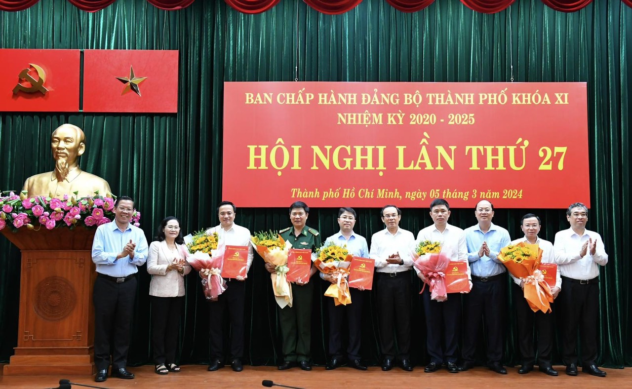 Các đồng chí Thường trực Thành ủy TP. Hồ Chí Minh tặng hoa chúc mừng 5 tân Thành ủy viên.